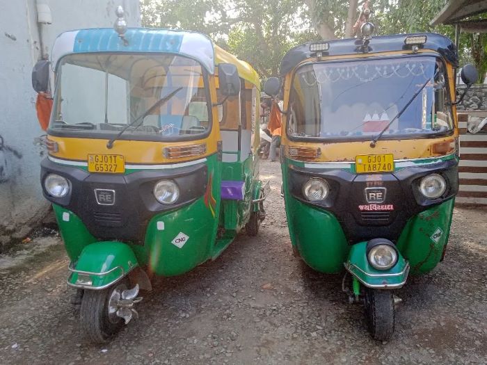 Di chuyển khi du lịch tự túc tại Ấn Độ bằng xe Auto rickshaw là trải nghiệm thú vị.