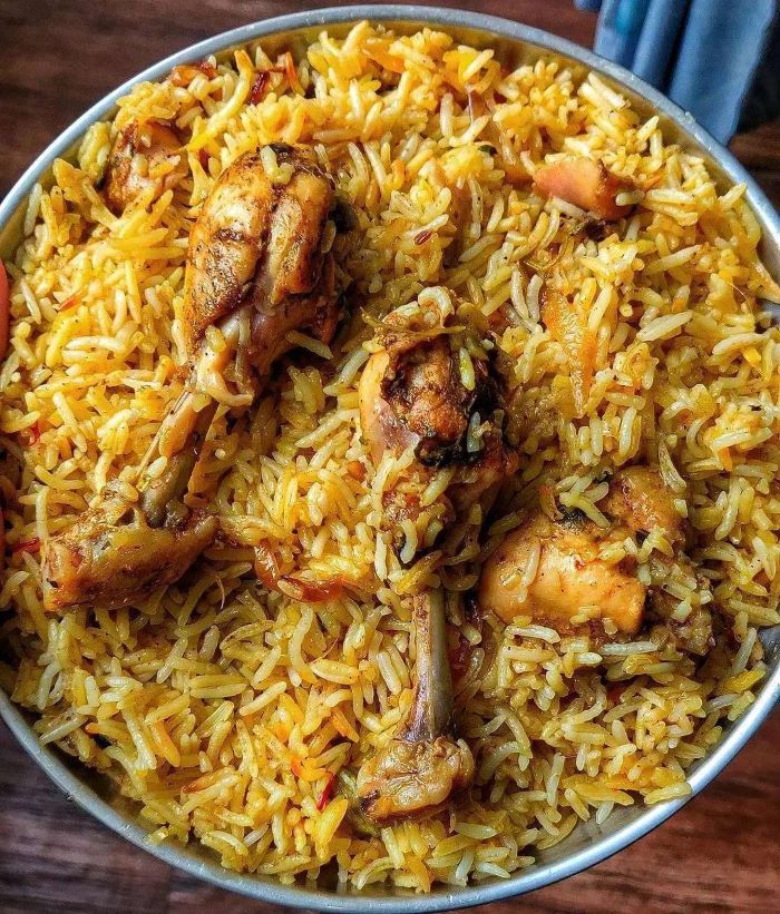 Món cơm trộn hấp dẫn với thịt gà. 