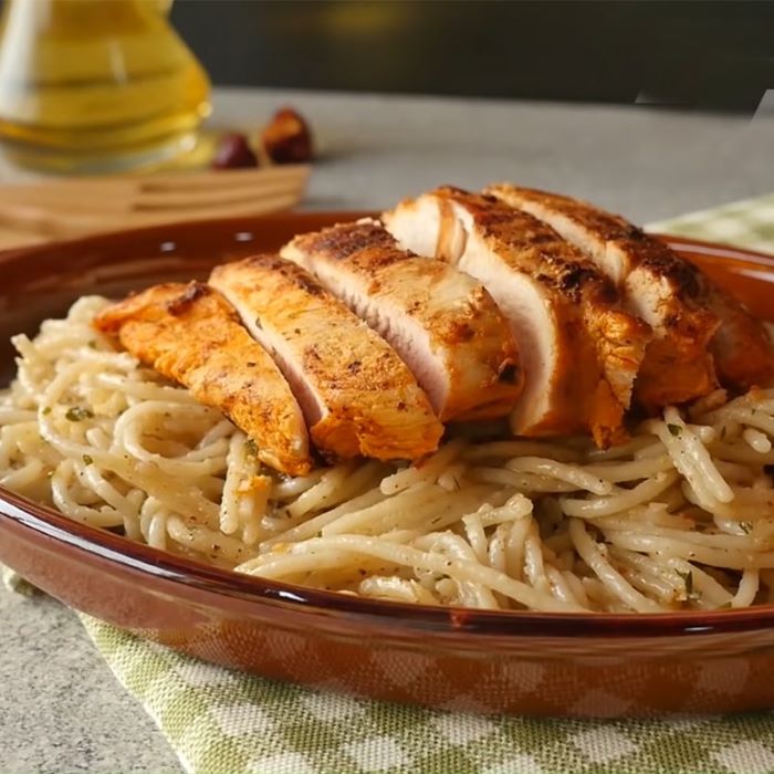 Mì í và gà rán kết hợp với nhau tạo nên món ăn thơm ngon