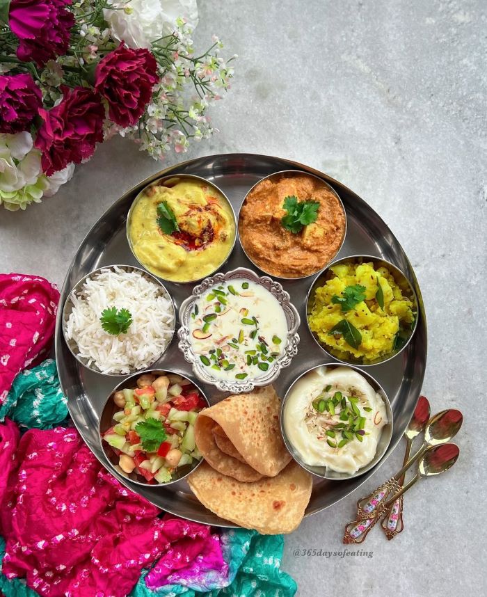 Có nhiều món ăn trong 1 khay đồ ăn và đủ hương vị khác nhau