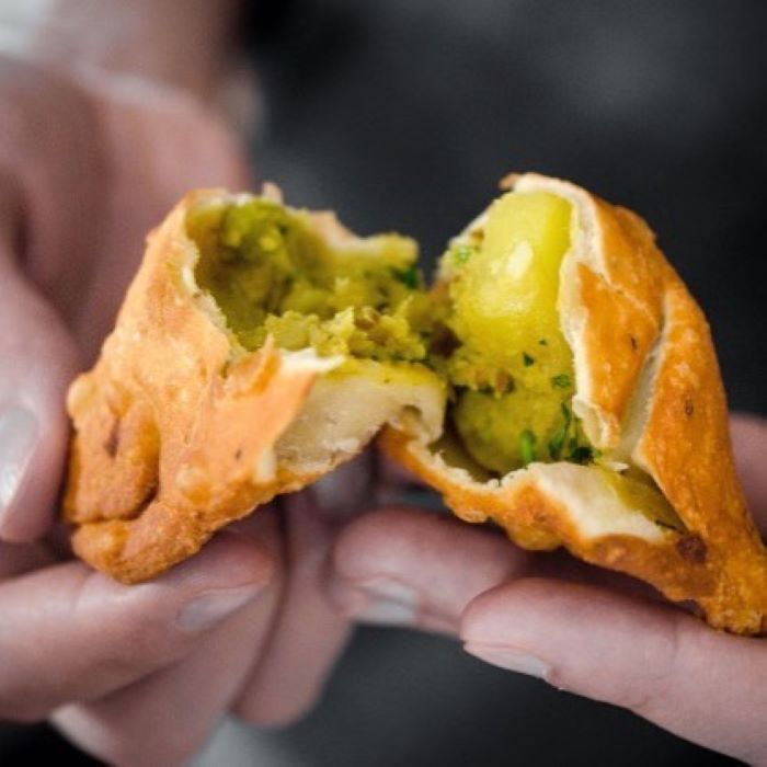 Nhân khoai tây tẩm gia vị trong bánh Samosa cũng được nhiều người chọn thưởng thức