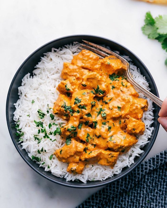 Cơm thập cẩm và gà tikka masala thơm ngon cho bữa trưa