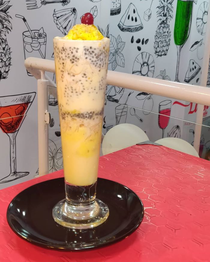 Cốc sữa chua mát lạnh với nhiều topping phía trên