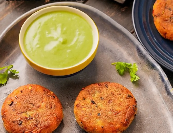 Aloo Tikki chấm với nước sốt béo ngậy tạo nên món ăn nổi tiếng ở Ấn Độ hấp dẫn