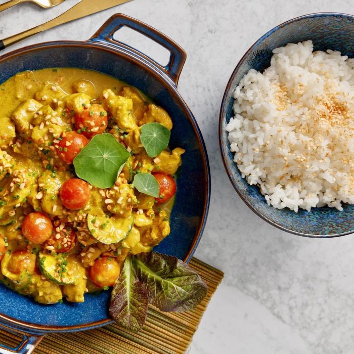 Cà ri gà vàng, nước cốt dừa, dứa, bông cải xanh, đậu phộng ăn kèm với cơm