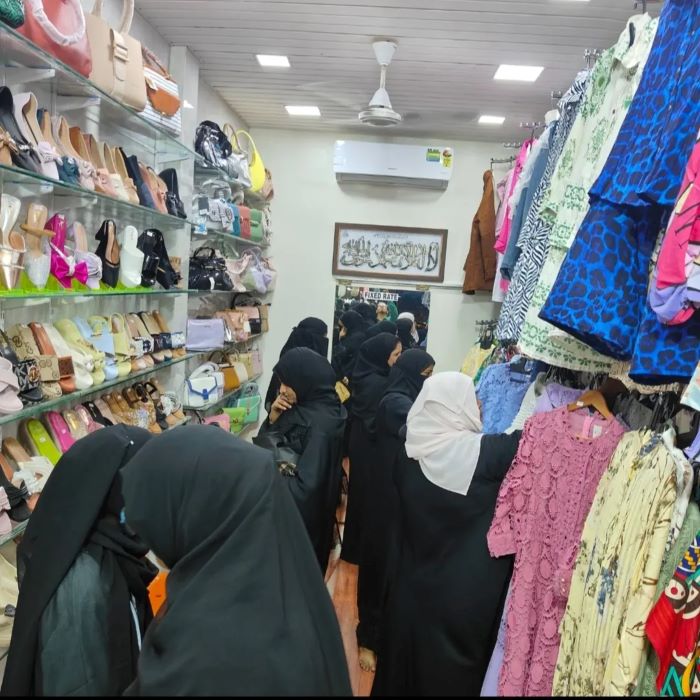 Nhiều quán quần áo với đa dạng đồ thoải mái lựa chọn