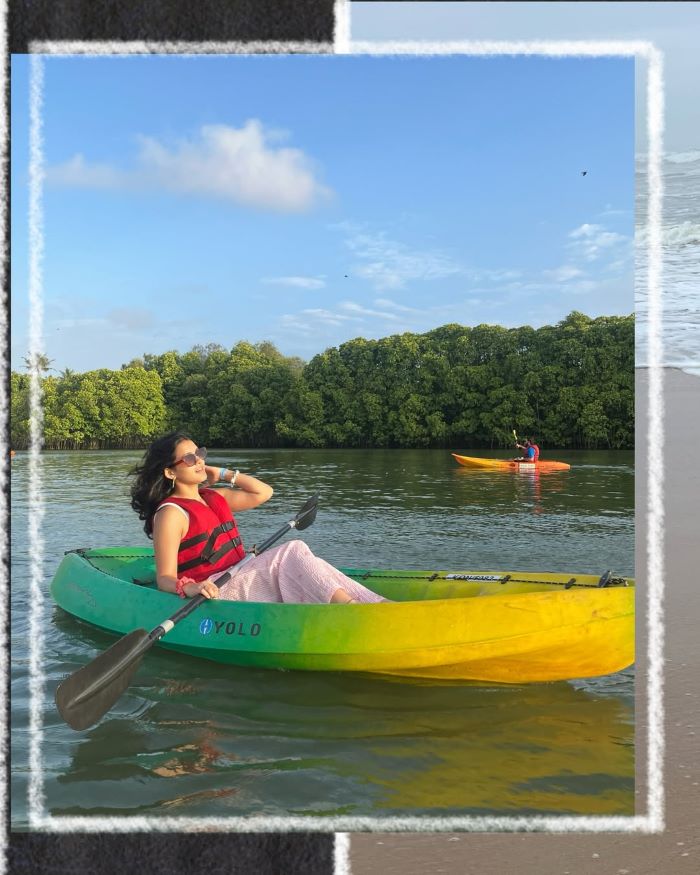 Chèo thuyền trong thời tiết nắng đẹp ở bãi biển Ấn Độ Varkala