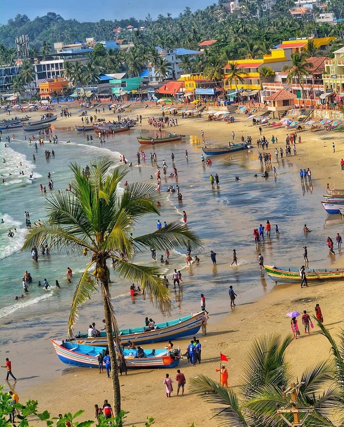 Bãi biển Án Độ Kovalam có rất nhiều du khách đến vui chơi, tắm biển