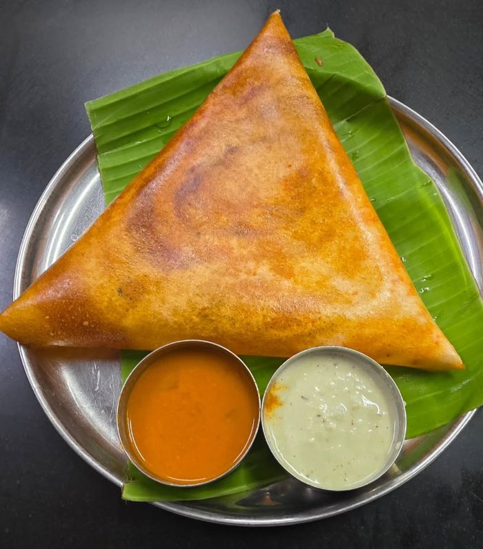 Một chiếc Benne Dosa giòn rụm, và ngon tuyệt, thưởng thức du lịch Bangalore