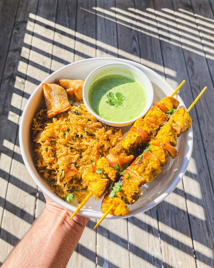 Món cơm cà ri thơm ngon, hấp dẫn, nóng hổi ăn cùng thịt nướng