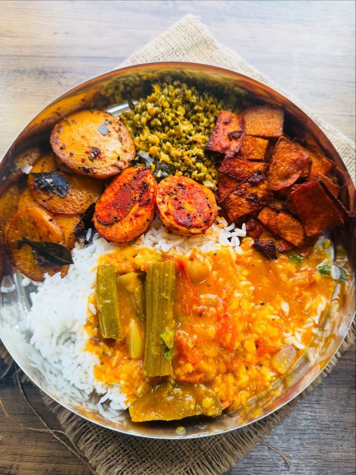 Thưởng thức Poriyal ăn kèm cùng cơm hấp dẫn