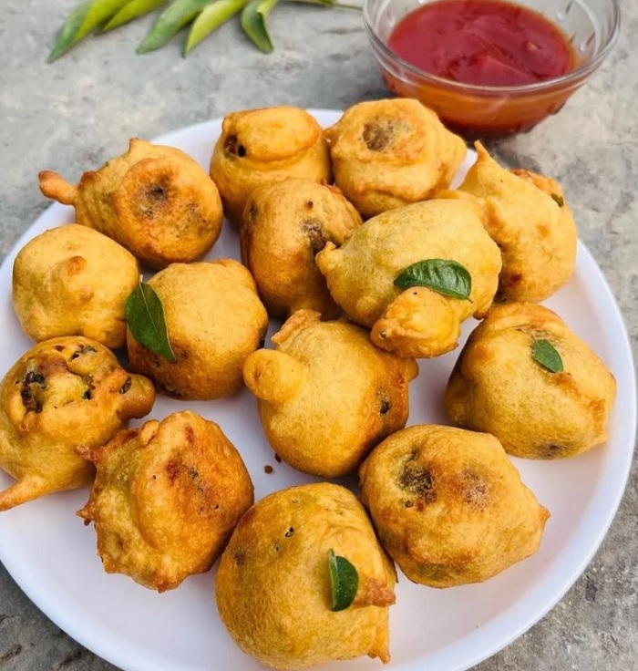 Món ăn vặt Aloo Bonda hấp dẫn chấm cùng tương ớt cay chuẩn bài