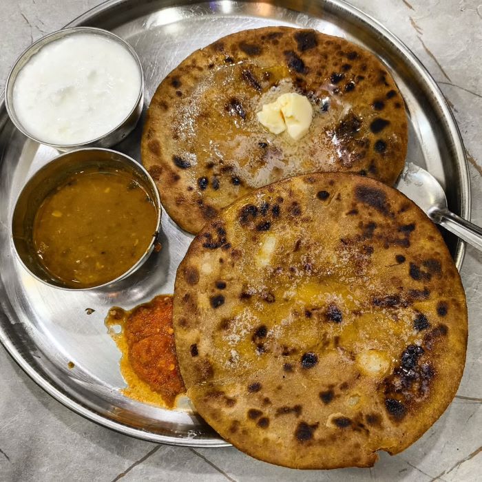 Thưởng thức món bánh Paratha với nước chấm thơm ngon