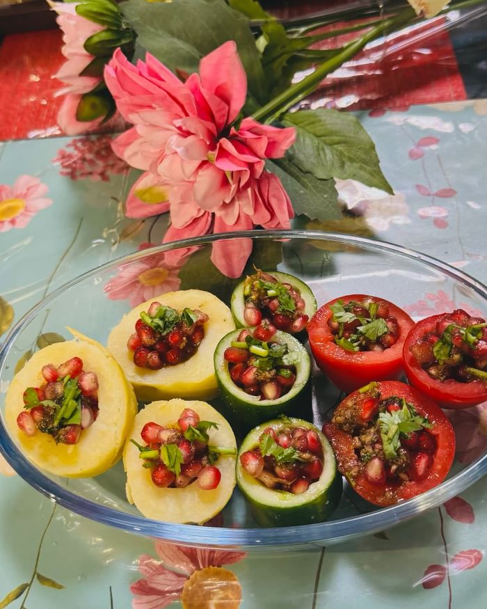 Nhiều nguyên liệu với màu sắc khác nhau ở món ăn Kulle Chaat