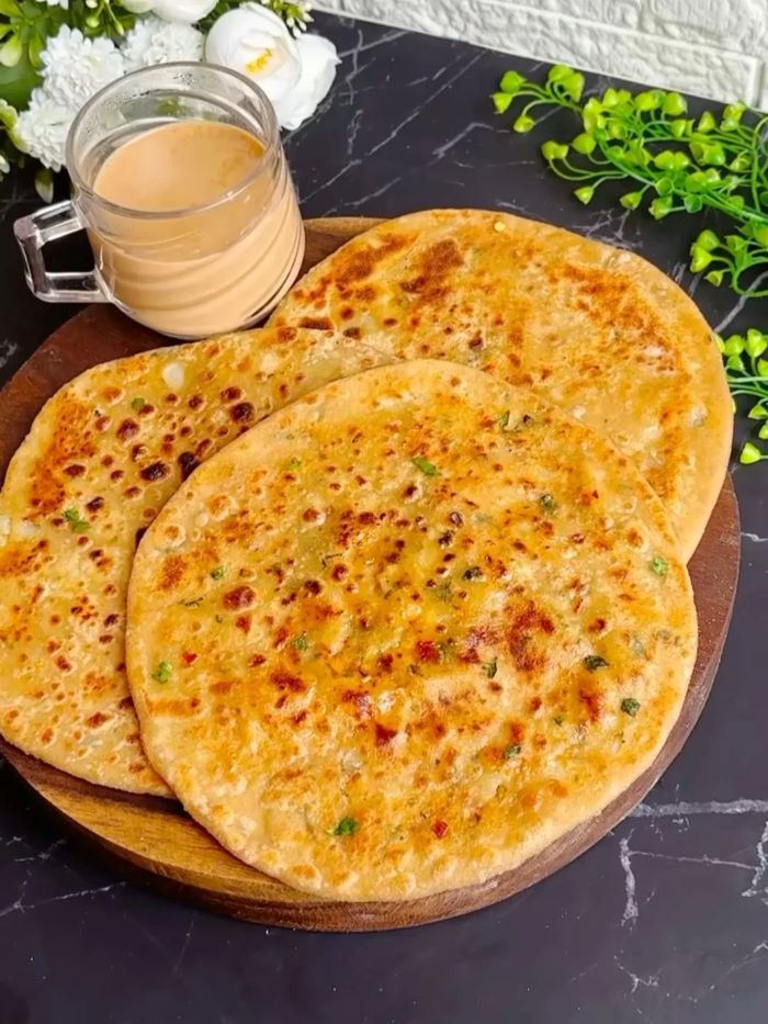 Bánh mì dẹt Paratha chấm nước sốt đặc trưng