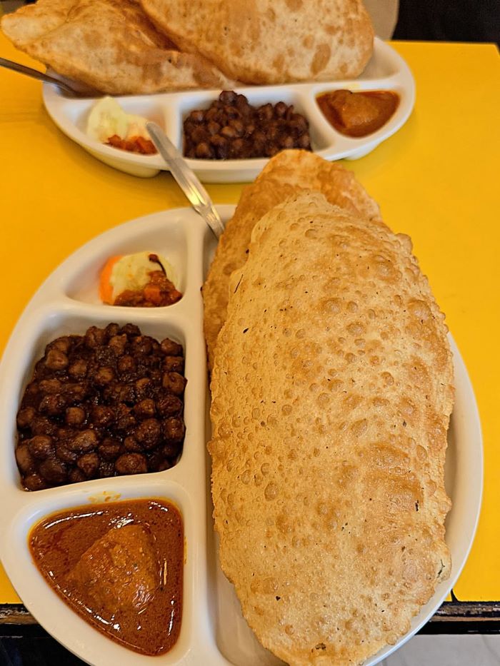 Bánh phồng to nóng hổi, béo thơm của món Chole Bhature