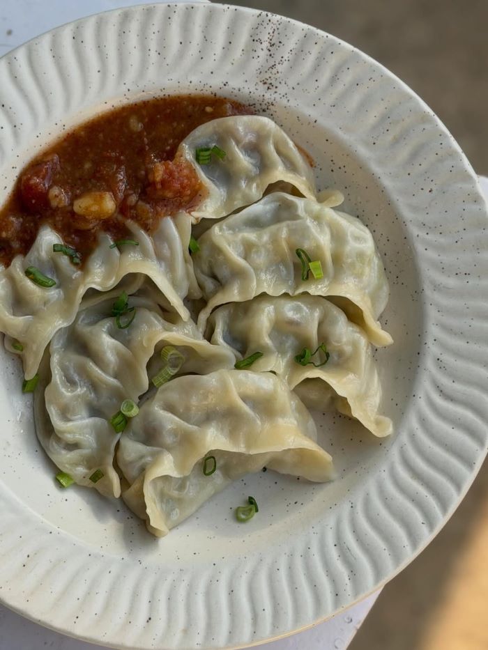 Bánh momos với nhân thịt chấm cùng nước sốt đậm vị