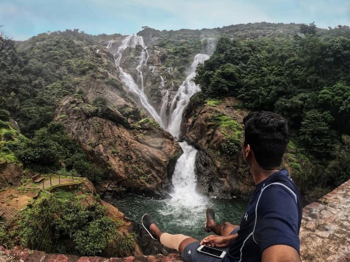 Dòng nước trắng xóa chảy xuống ở Dudhsagar Falls Ấn Độ