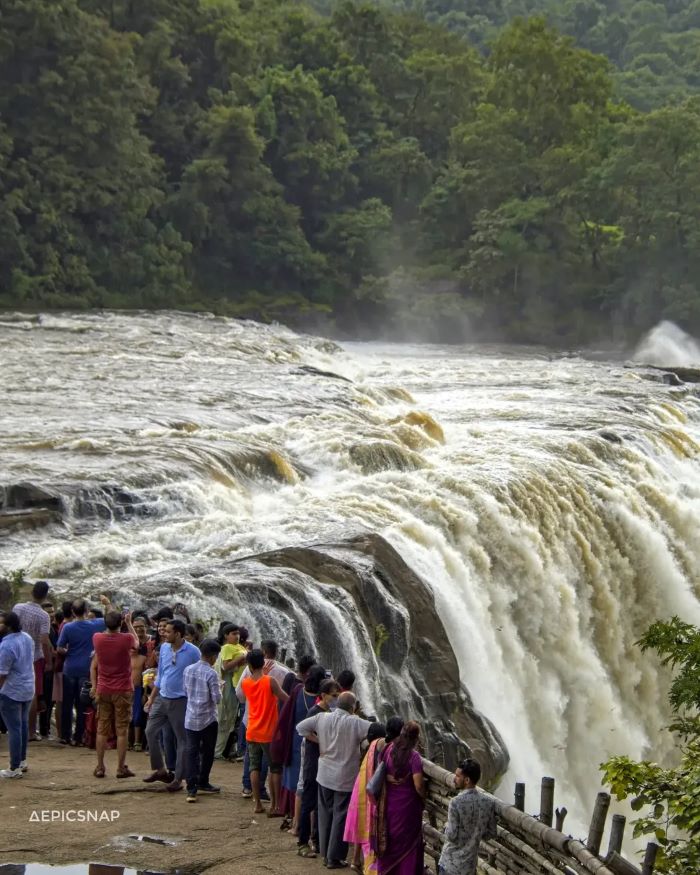 Mọi người đến ngắm dòng chảy của thác Athirappilly Falls với không khí mát mẻ