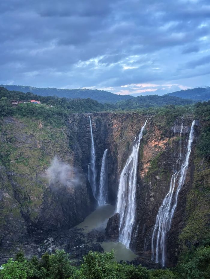 Khung cảnh thác nước Jog Falls nhìn từ trên cao tuyệt đẹp