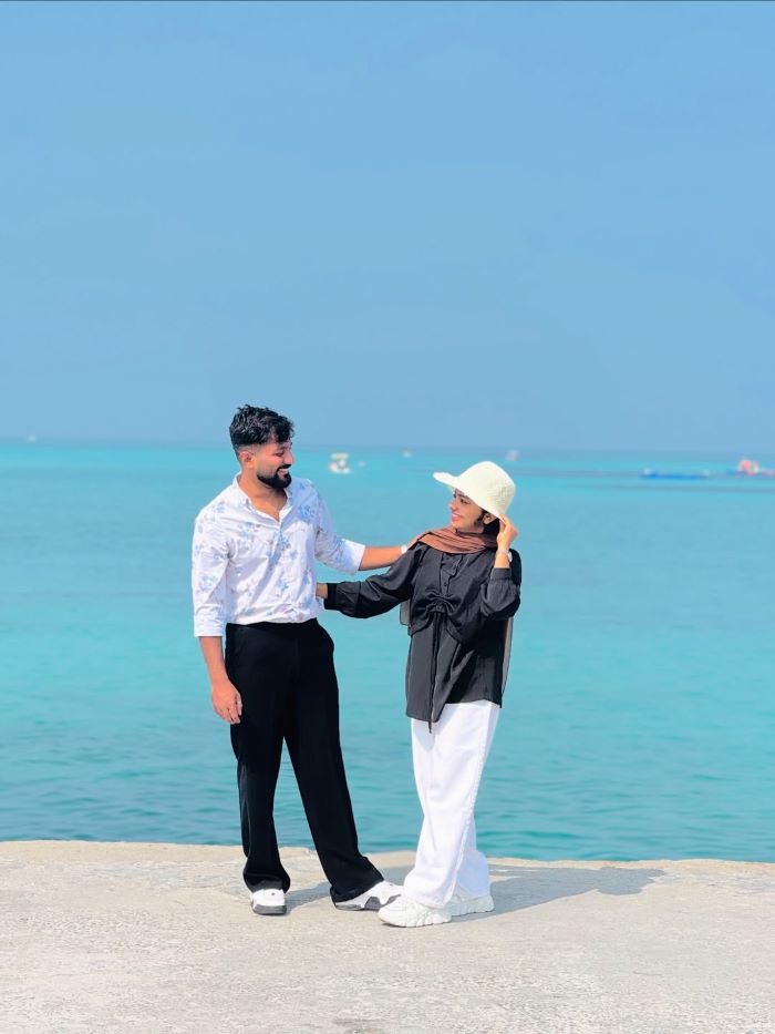 Chụp ảnh với người thân ở đảo Agatti ở Ấn Độ