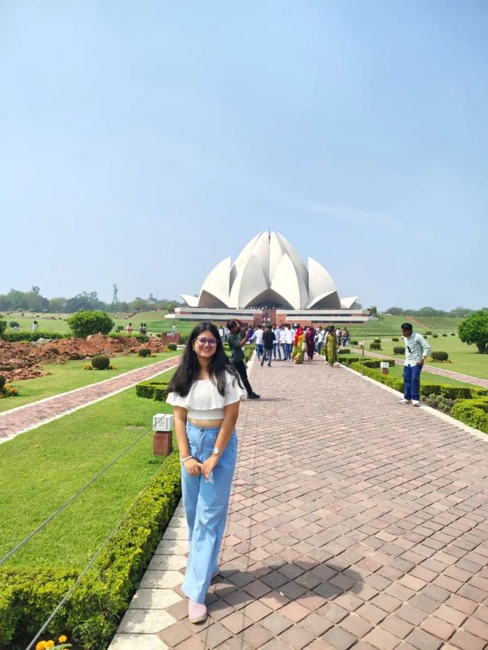 Nhiều du khách đến tham quan ở Lotus Temple Ấn Độ