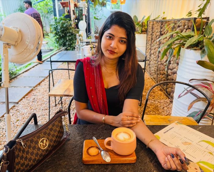 Thưởng thức đồ uống khi du lịch Pondicherry ở trong quán cà phê