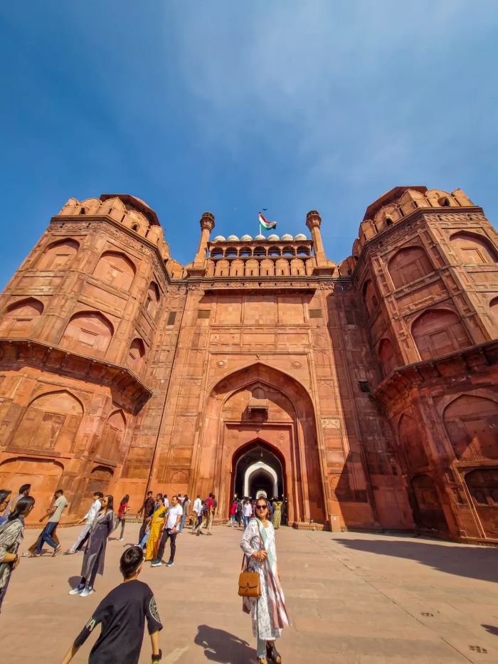 Du khách đến du lịch ở Ấn Độ và đến tham quan pháo đài Đỏ Red Fort