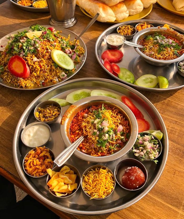 Misal Pav là món ăn nổi tiếng trong ẩm thực Maharashtra