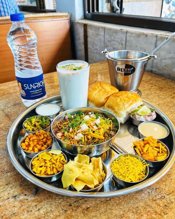 Nguyên liệu chính của món Misal Pav chủ yếu đến từ các loại đậu