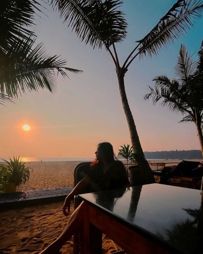 Ngắm hoàng hôn tuyệt đẹp bên biển Anjuna