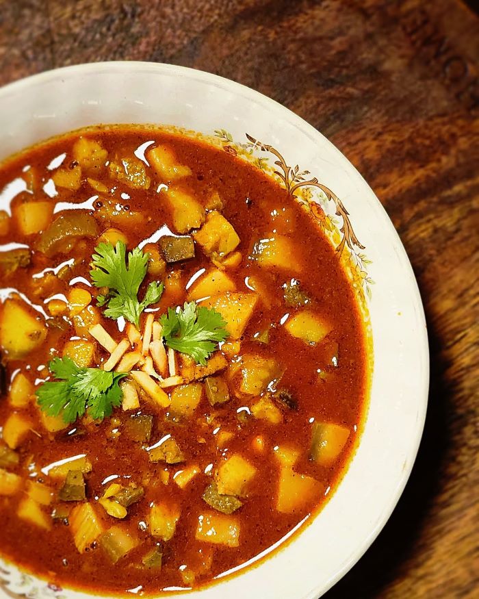 Thưởng thức món Sorpotel với thịt heo cắt nhỏ