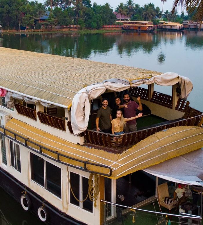 Trải nghiệm đi trên các kênh đào ở Alleppey khá thú vị