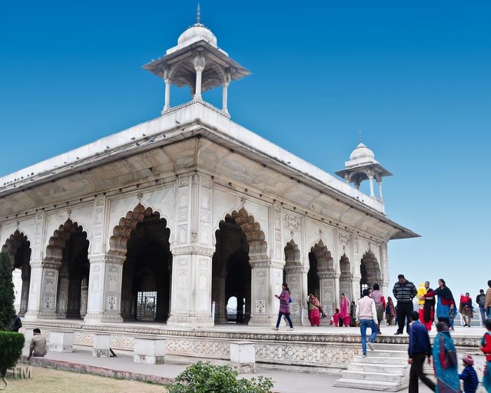 Du khách đến khám phá Diwan-i-Khas Ấn Độ