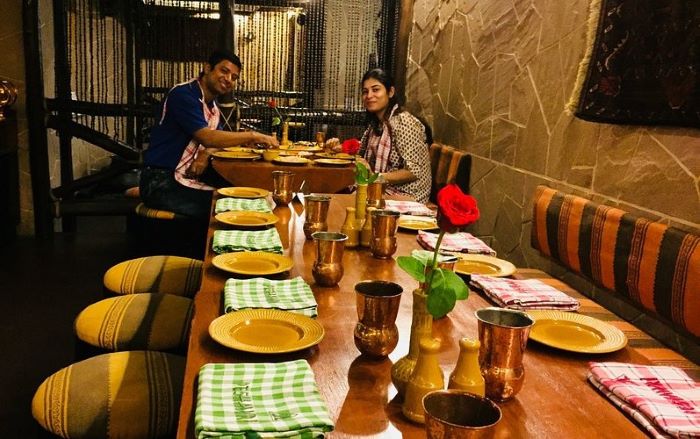 Không khí ấm cúng ở quán ăn ngon ở Mumbai Peshawr