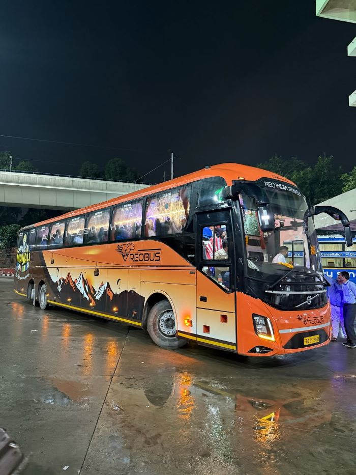 Di chuyển bằng xe buýt thuận tiện từ sân bay Delhi Ấn Độ