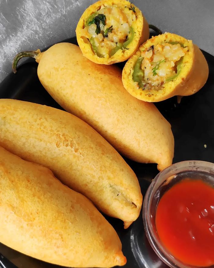 Bánh chiên Mirchi-vada chấm cùng nước sốt thơm ngon