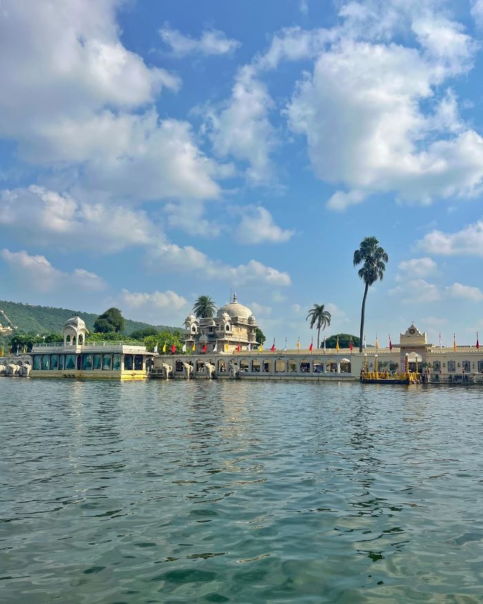 Cung điện Jag Mandir nổi bật ở giữa mặt hồ rộng lớn