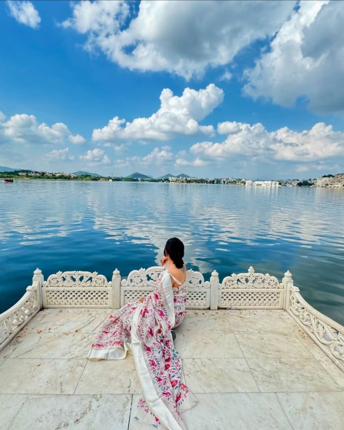 Chụp ảnh bên hồ Pichola trong chuyến du lịch Udaipur Ấn Độ