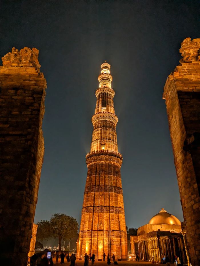 Góc nhìn Qutub Minar từ phía xa