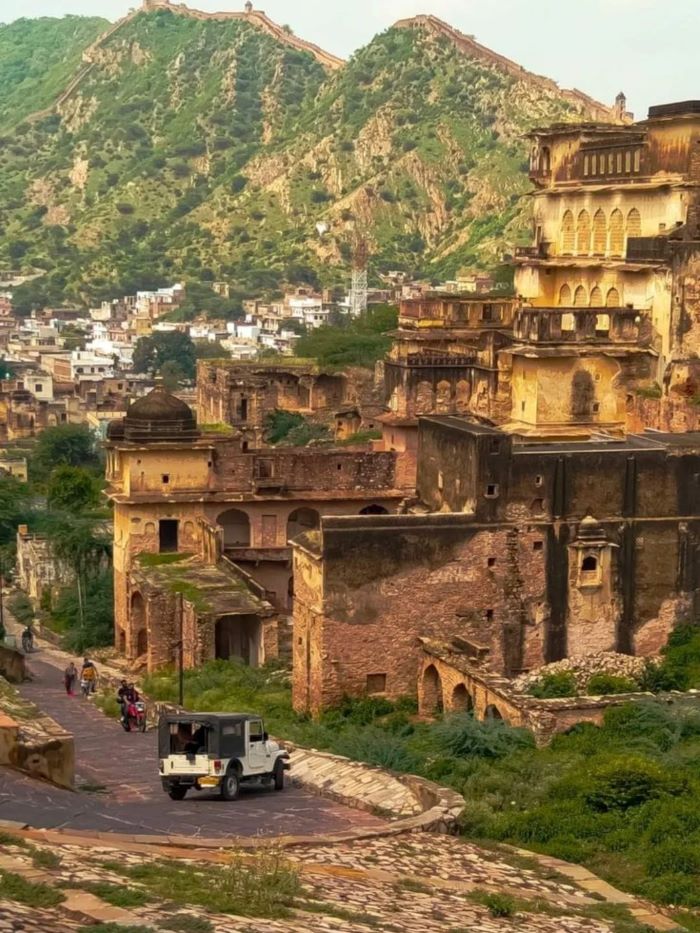 Bạn có thể di chuyển đến dãy Aravalli bằng nhiều phương tiện khác nhau
