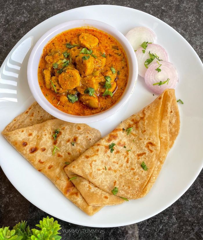 Gatte Ki Sabzi có bánh chấm kèm