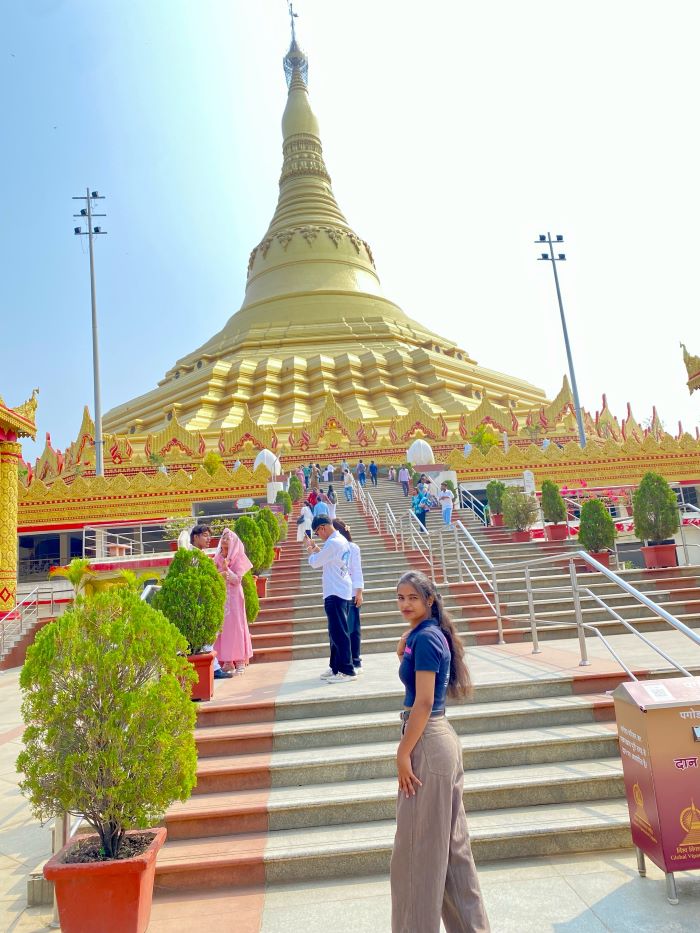 Bạn nên mặc quần áo lịch sự khi đến tham quan chùa Vipassana