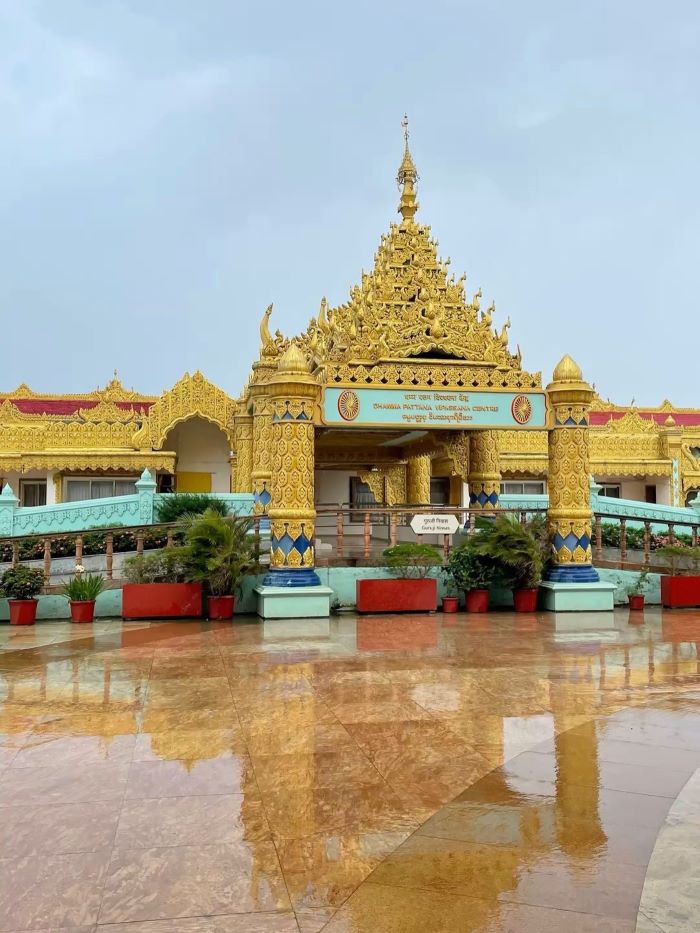Khung cảnh bên ngoài của chùa Vipassana