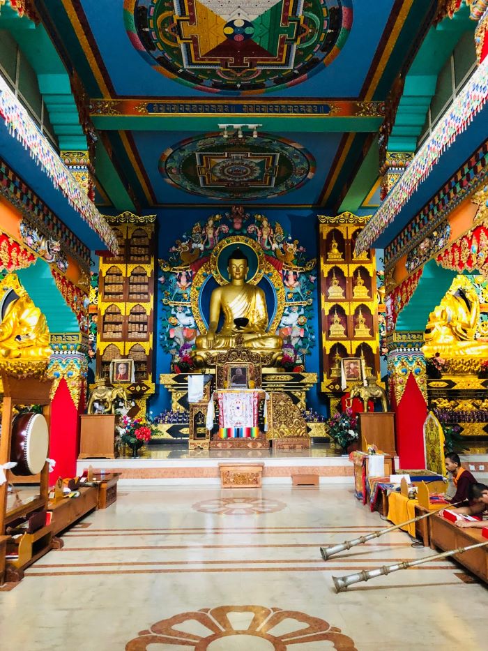 Nơi mọi người đến đây tu tập ngồi ở chùa Vipassana