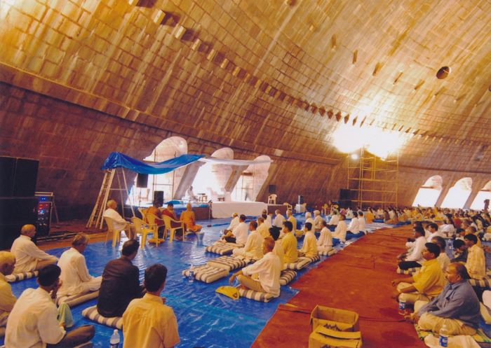 Nhiều người tham gia vào khóa thiền định
