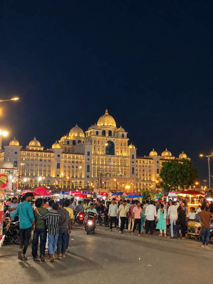 Không khí nhộn nhịp vào buổi tối ở Hyderabad