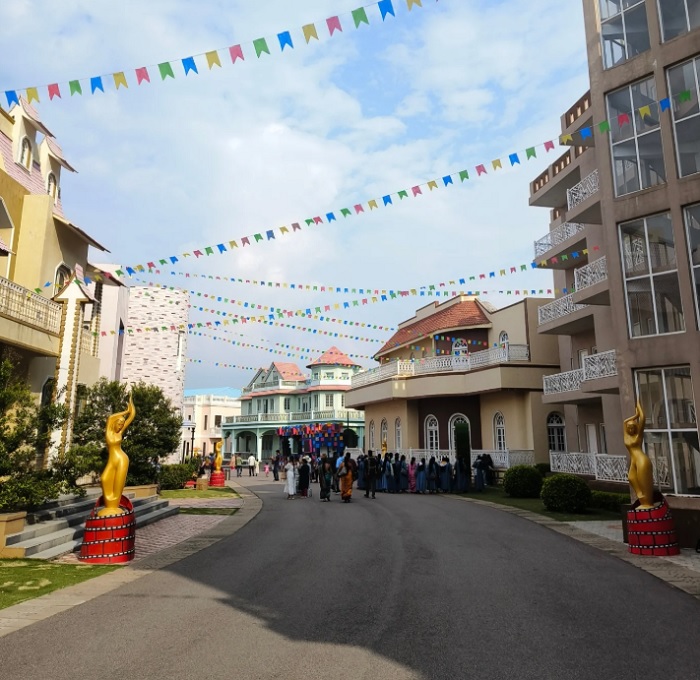 Các đoàn khách du lịch đến tham quan Ramoji Film City
